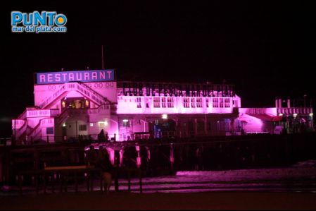 Iluminaron de rosa el Muelle del Club de Pesca | 