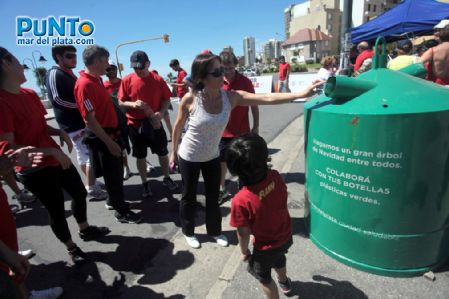 Arbol de navidad con material reciclableA | 