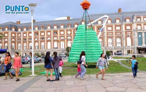 Árbol de Navidad hecho con material reciclable | 