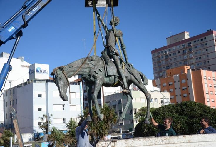 Reconstruyen y ponen el valor el Monumento a Don Quijote | 