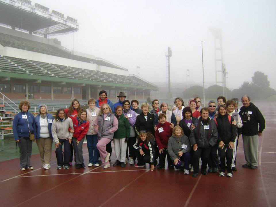 Los adultos mayores caminaron en los Juegos Barriales | 