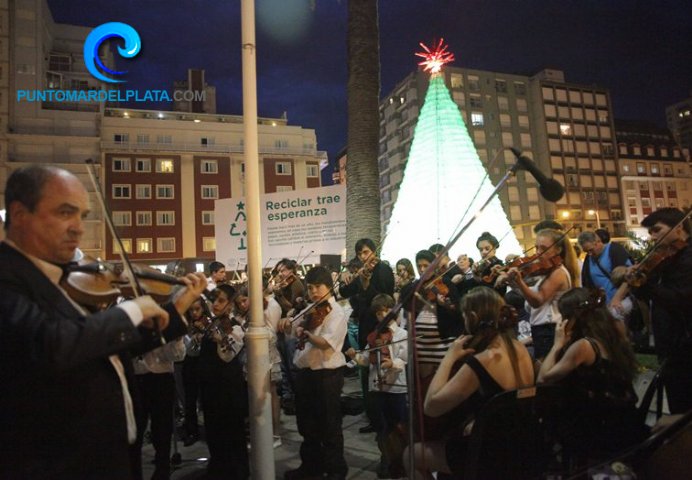 Se encendió el Árbol de Navidad hecho con botellas recicladas | 