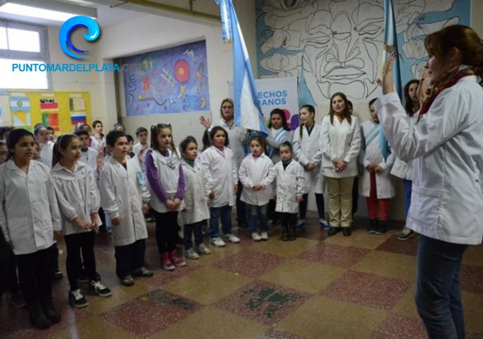 Niños oyentes y sordos realizaron una jura conjunta a la Bandera Nacional | 