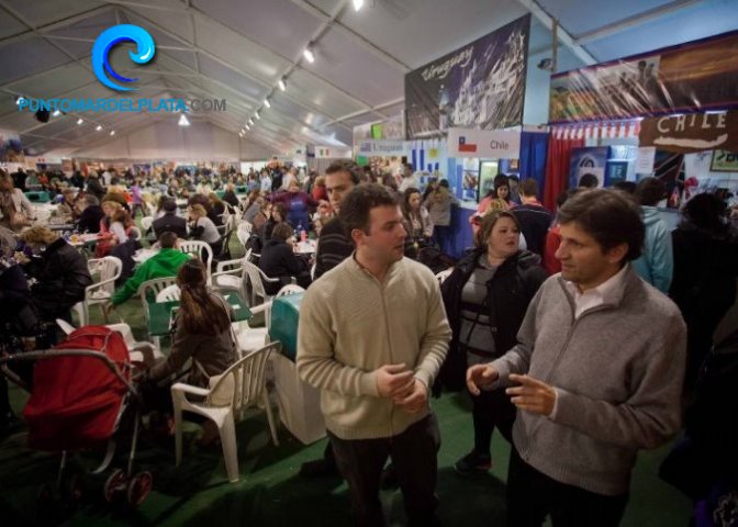 Autoridades en la Feria de la Colectividades | 