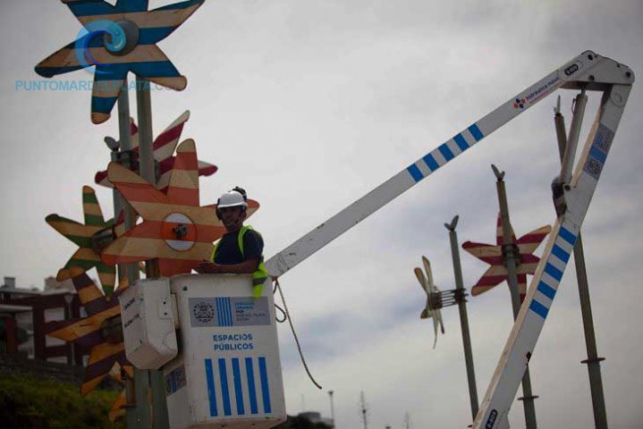 Realizan tareas de mantenimiento a los molinos de la Plaza de las Américas | 