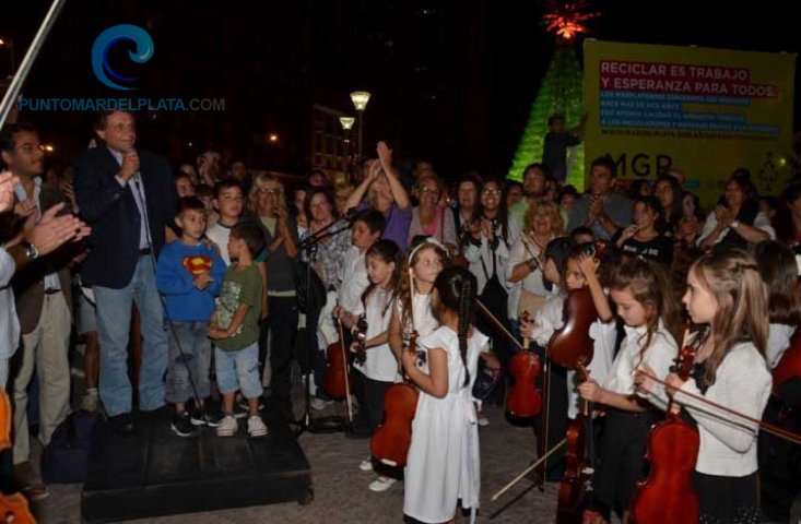 Árbol de Navidad realizado con botellas recicladas | 