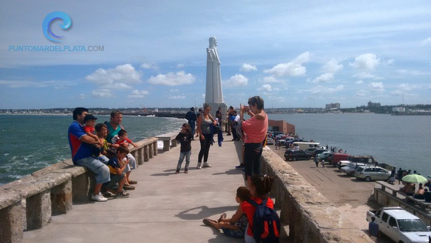 Turistas disfrutan de la Escollera Sur | 