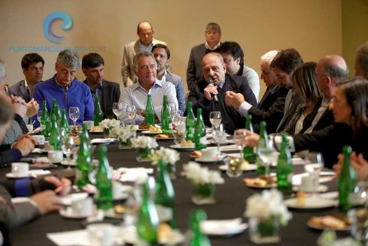 Mesa de trabajo con empresarios, gremialistas y funcionarios | 