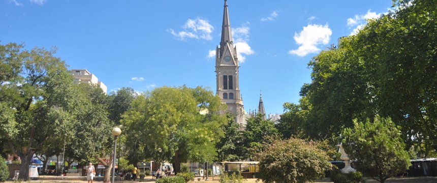 Jornada de vacunación para adultos y control bucal frente a la Catedral | 