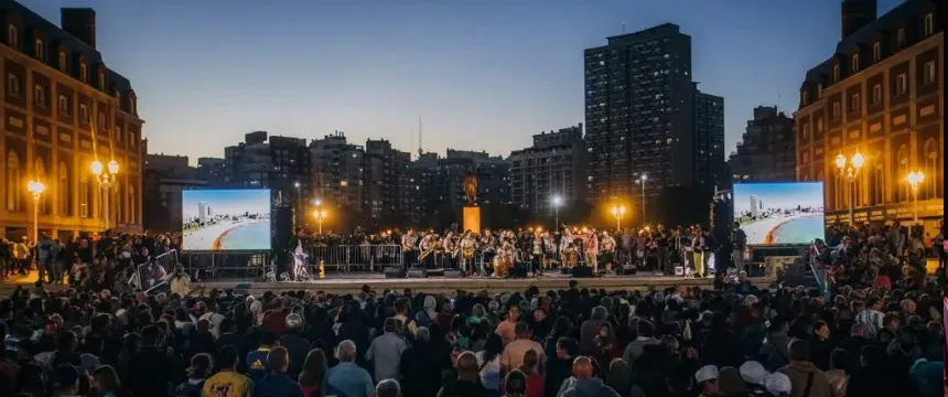 Música y danza en el acto oficial de encendido de las Farolas históricas de la Rambla | 