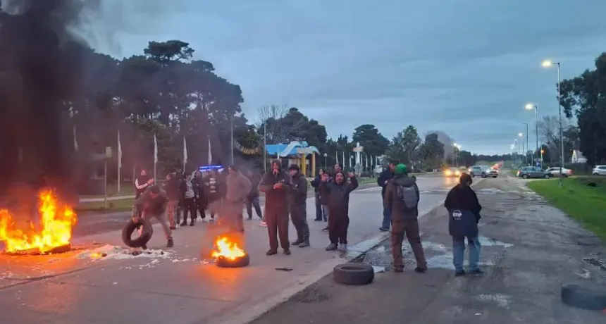 Protesta de vecinos del Barrio Utopía por el estado de las calles y la falta de servicios en la zona sur